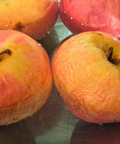 Bi jabolka morali namakati v gazirani pijači? Ta trik deli mnenja