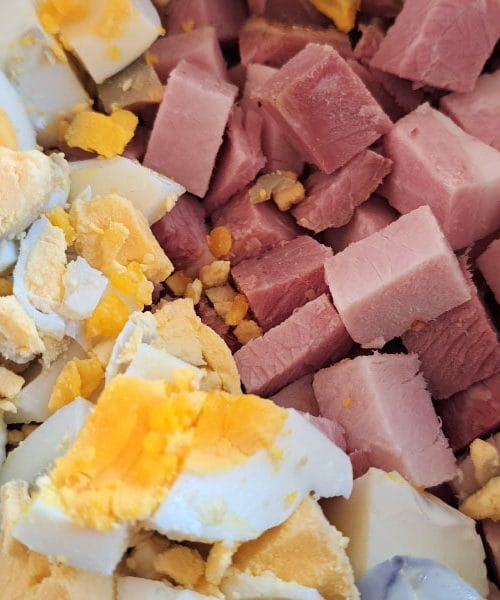 Kruhova rezina iz velikonočnih ostankov: kako iz praznične mize ustvariti novo jed