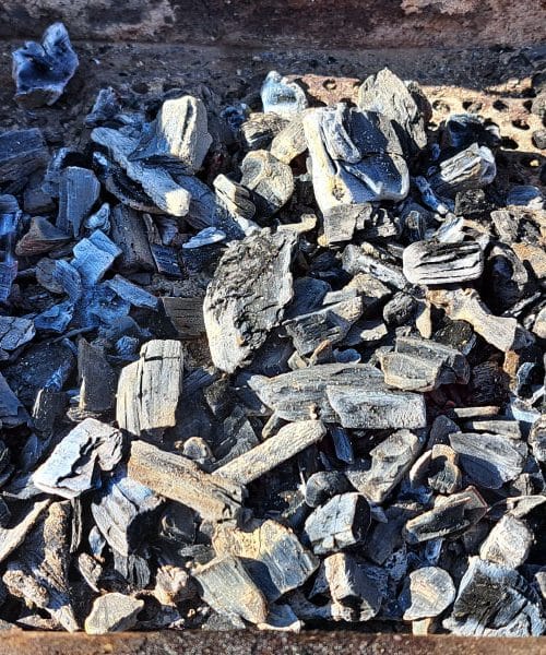 Mojstri pečenja prisegajo na to razporeditev oglja – razlog te bo presenetil