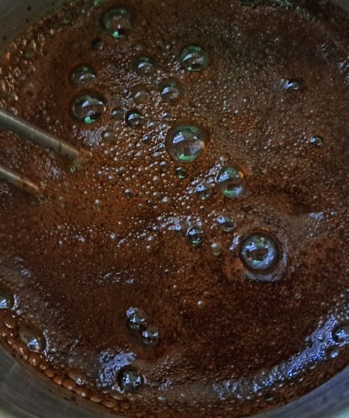 Najbolj naravno sladilo za kavo ni med – odkritje vas bo presenetilo