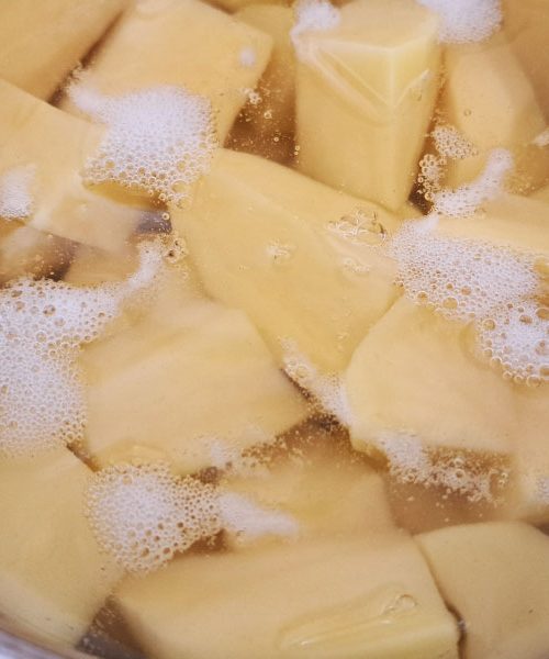 Zakaj se krompir pri kuhanju razkuha in kako to preprosto preprečiti?