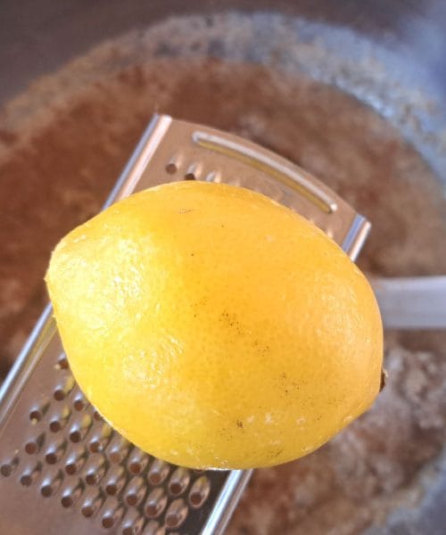 Limonina lupinica ni le za okras. Kako nekaj naribanih koščkov spremeni celotno pecivo?