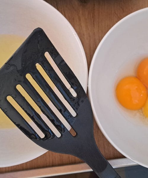 Neverjetno preprosta metoda za ločevanje beljakov in rumenjakov – navdušeni boste!