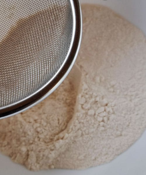 Presejete moko, preden začnete s peko kruha? 5 nasvetov, zakaj je dobro imeti cedilko!