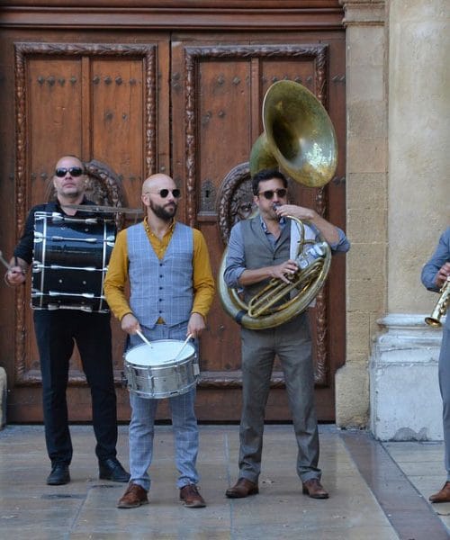 Prvomajska budnica: zvoki tradicije, ki vsako leto prebudijo narod