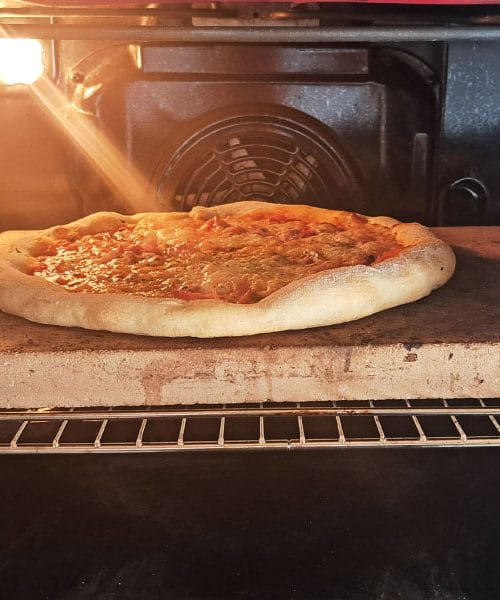 Kamen za pico v domači pečici: na katero vodilo ga dati, da bo rezultat vrhunski?