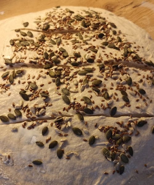 Ržen kruh s semeni, ki bo na velikonočni mizi zasenčil šunko