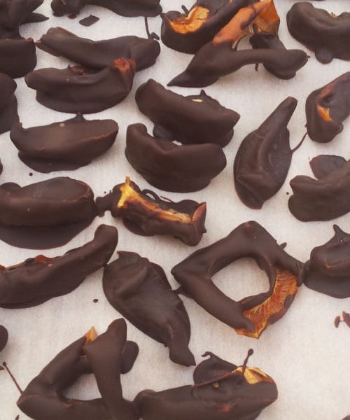 Priprave na poletje: če vam bo ostalo kaj sadja, naredite to s čokolado!