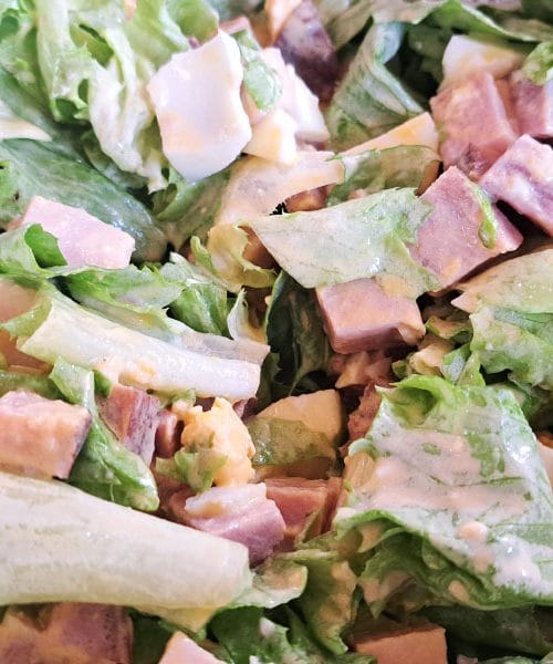 Če vam je ostalo jajc in šunke, naredite to solato – je boljša kot sendvič