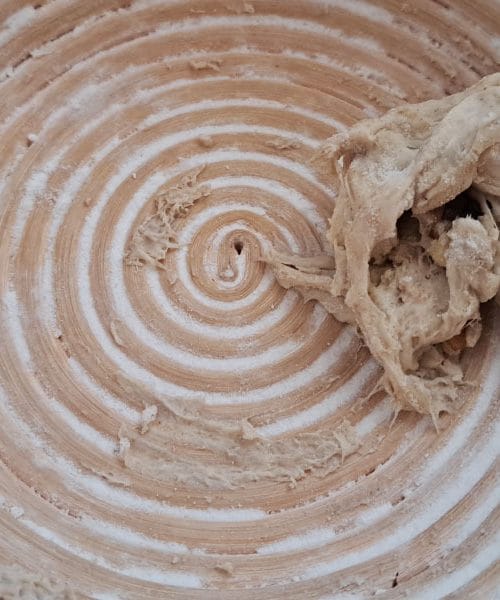 Trik iz domače kuhinje, ki prepreči prijemanje testa v baneton