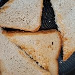 Toast, popečen kruh v ponvi