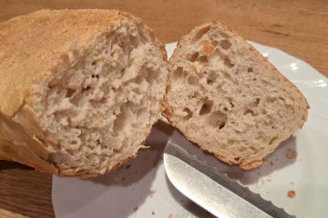 Kako osvežiti star kruh, da bo spet dišal in hrustal, kot bi ga ravno prinesli iz pekarne?