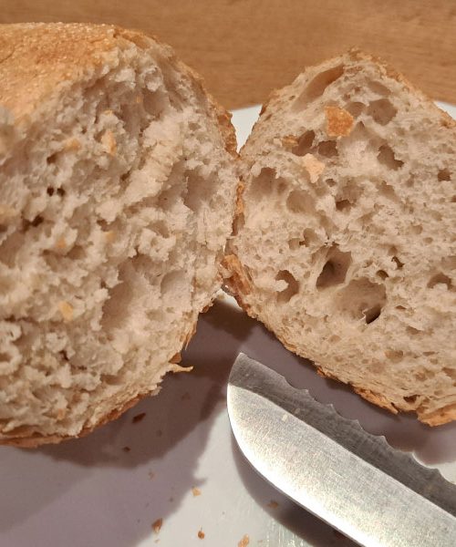 Kako osvežiti star kruh, da bo spet dišal in hrustal, kot bi ga ravno prinesli iz pekarne?