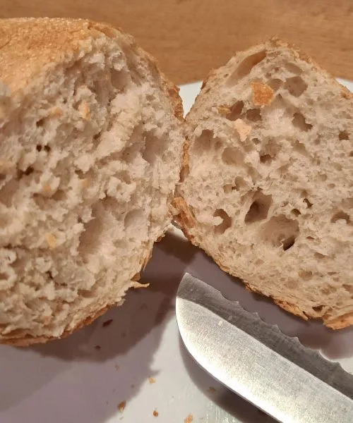 Kako osvežiti star kruh, da bo spet dišal in hrustal, kot bi ga ravno prinesli iz pekarne?