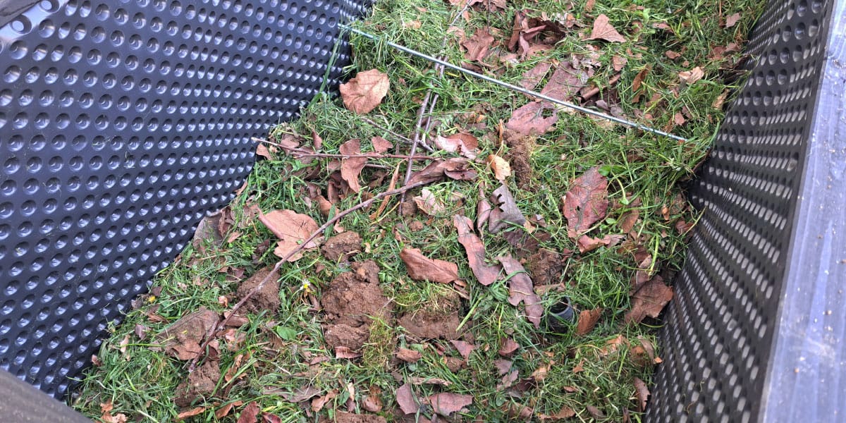 Trava, listje, visoka greda