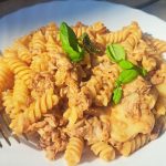 Tuna, sir in testenine