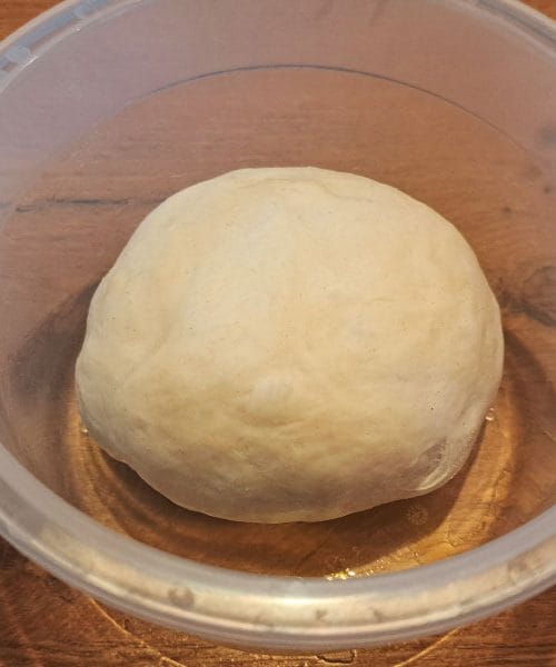 Zakaj mora v lončku za pico biti kapljica olja – podcenjen korak, ki reši testo