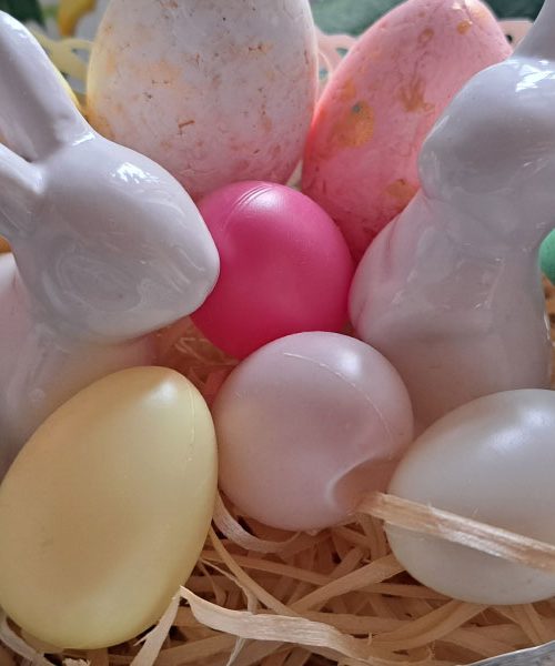 10 najboljših idej za velikonočno okrasitev mize, ki bo navdušila vsakogar