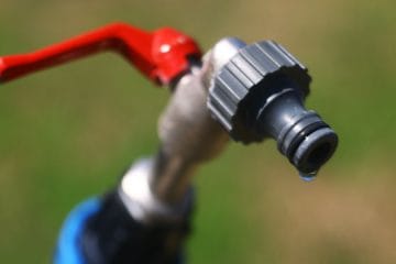Ali je treba pred zimo izprazniti vrtno cev in zapreti zunanjo vodo?