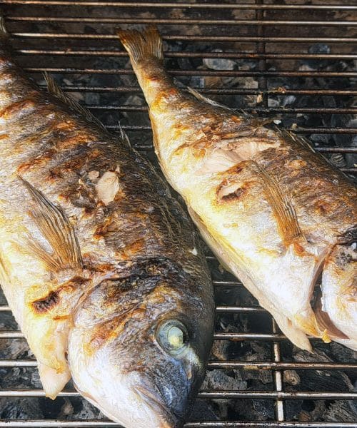 Koža, ki poči pod zobmi. Kakšna je skrivnost popolne ribe z žara na oglje?