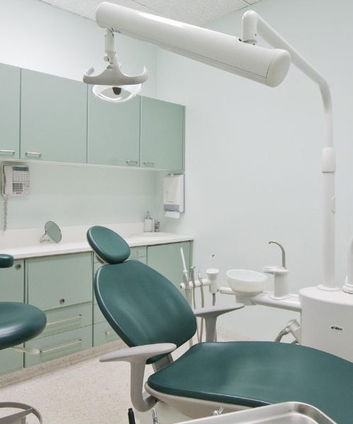 Zobni implantant, da ali ne? Nasveti za izbiro pravega zobozdravnika za implantate