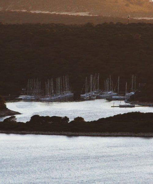 Med otoki pred Hvarom je ta marina prava oaza tišine