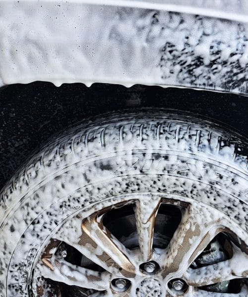 Ali aktivna pena res pomaga pri pranju avta?