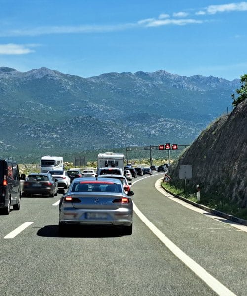 Trije razlogi, zakaj vozniki vztrajajo v levem pasu – in kako jih prepoznati