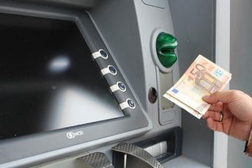 Dvig gotovine na bankomatu na morju – kaj pomeni ponudba za konverzijo v evrih