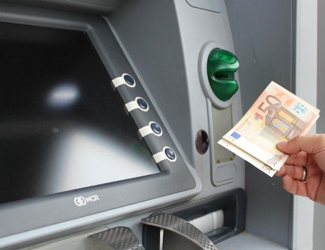 Dvig gotovine na bankomatu na morju – kaj pomeni ponudba za konverzijo v evrih