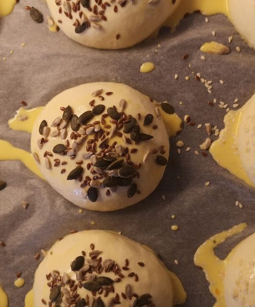 Po tem receptu hitro naredite hlebčke za domače burgerje