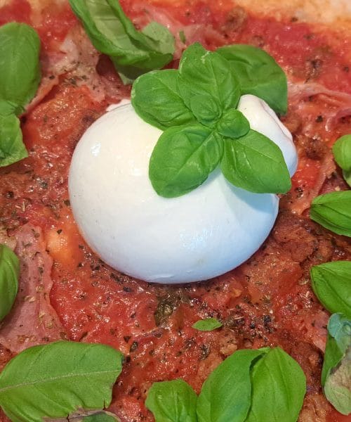 To se zgodi, ko na sveže pečeno pico položiš burrato