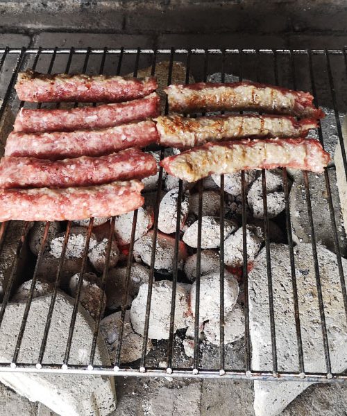 Skrivnosti popolnega žara – čevapčiči nad ogljem brez zapletenih trikov