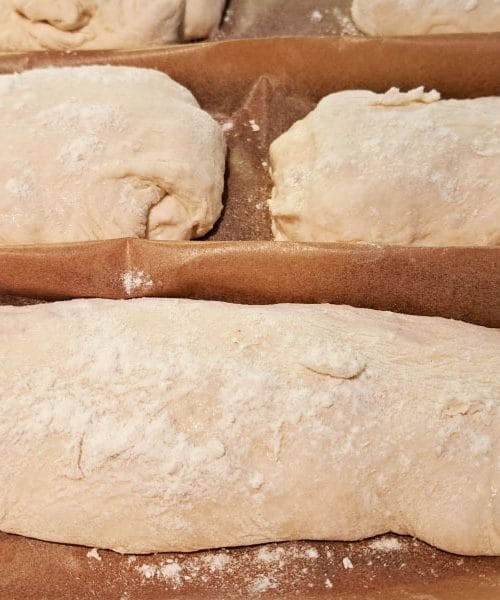 Trik s privihanim peki papirjem. Tu se skriva skrivnost hrustljave in lahke ciabatte