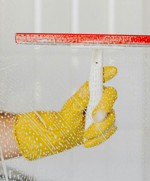 Soda bikarbona je rešitev za bleščeča steklena vrata prhe