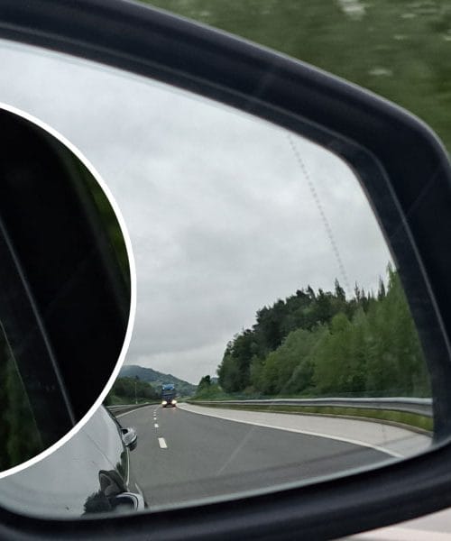 Kaj pomeni črtkana črta na stranskem ogledalu in zakaj rešuje življenja