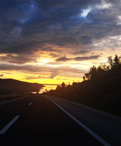 Če do konca maja potujete proti Dalmaciji, v enem od dveh velikih predorov znova po eni cevi