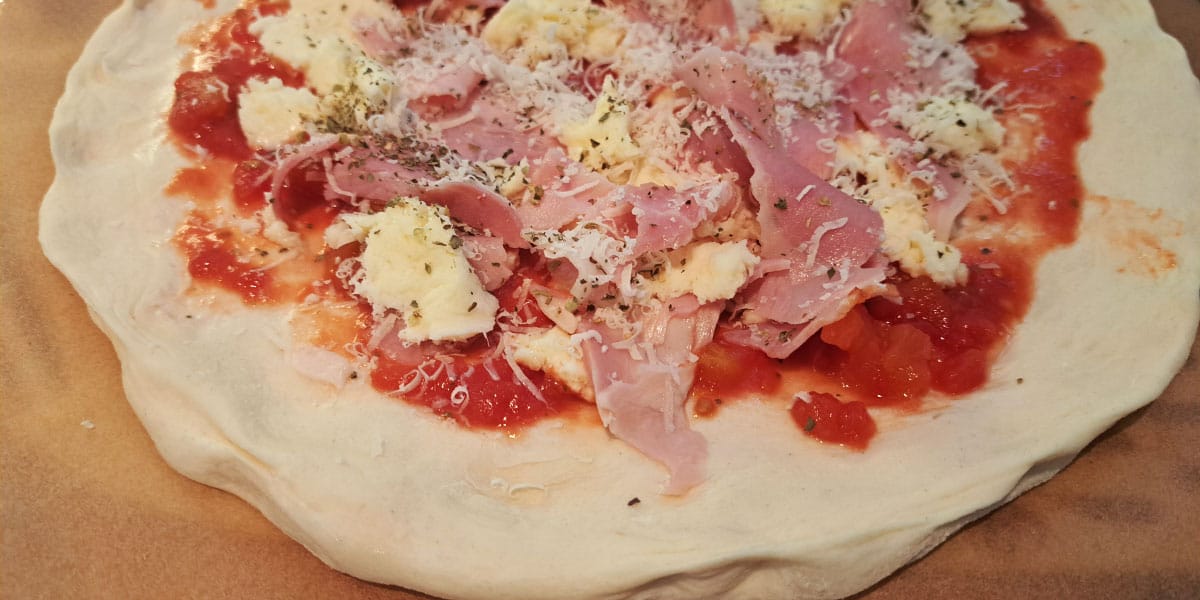 Domača pica, kuhan pršut