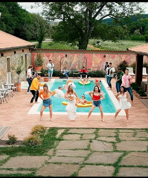 Firbci in Tequila s skladbo Frajla. Poletna pesem, ki se naseli v glavi in srcih