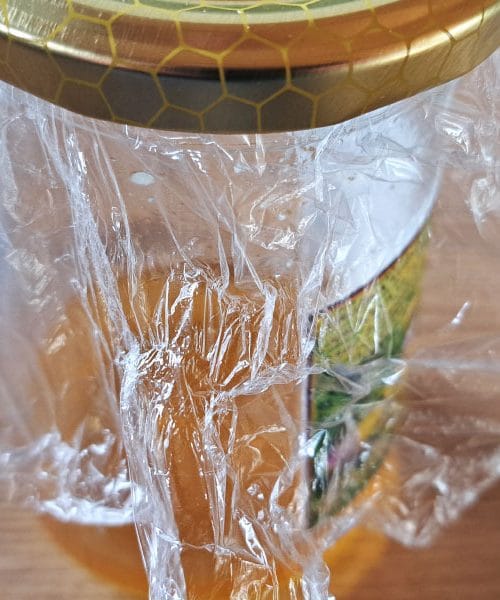 Preprost način, da mravlje ne pridejo več do kozarca z medom