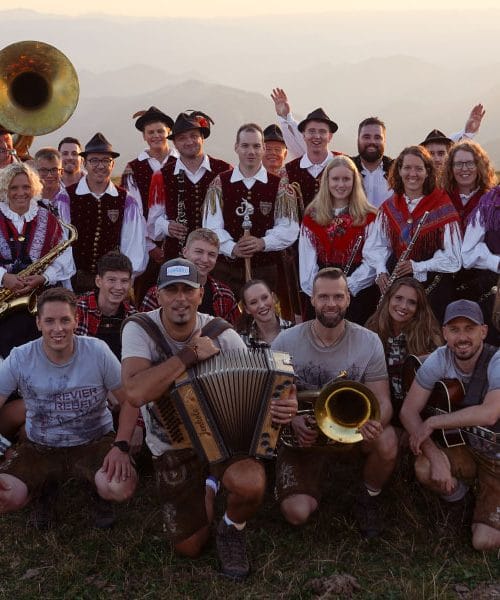 Fehtarji slavijo konec turneje, nov videospot in rojstni dan
