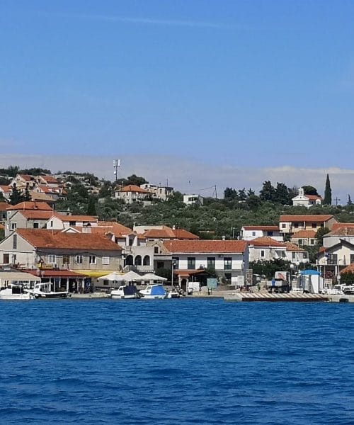 Otoški čudež brez avtomobilov, kjer se Slovenci počutijo kot doma