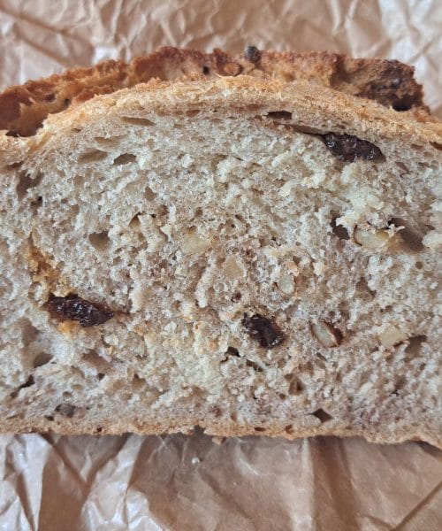 Kruh z rozinami, ki napolni kuhinjo z vonjem doma