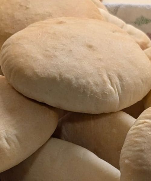 Boste za vikend pekli lepinje? S tem receptom bodo mehke in ravno prav zapečene