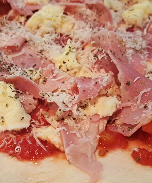 Pred pečenjem po vrhu pice potrosite samo dve začimbi