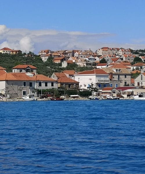 Štirje jadranski otoki, na katerih si z avtom ne boste kaj veliko pomagali