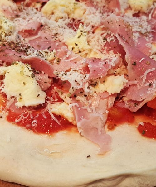 Večno vprašanje: Origano in bazilika na pici, pred peko ali po njej?