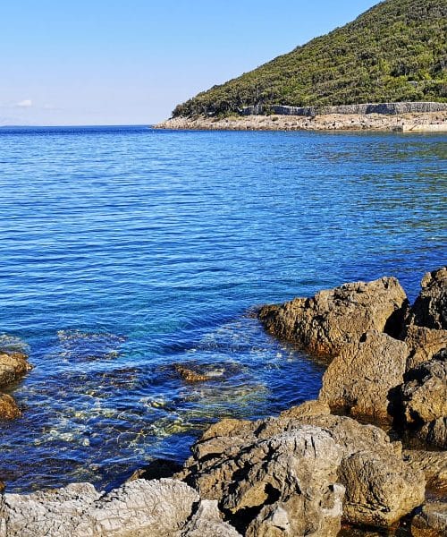 Vsi se peljejo mimo, le malokdo pa pozna to lepo plažo na otoku Lošinju