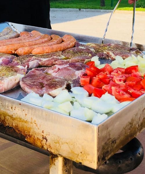 Pet razlogov, zakaj plinski žar ostaja kralj poletne kuhinje