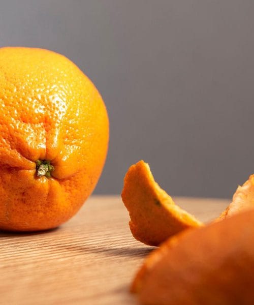 Ne zavrzite pomarančnih olupkov, na vrtu delajo čudeže